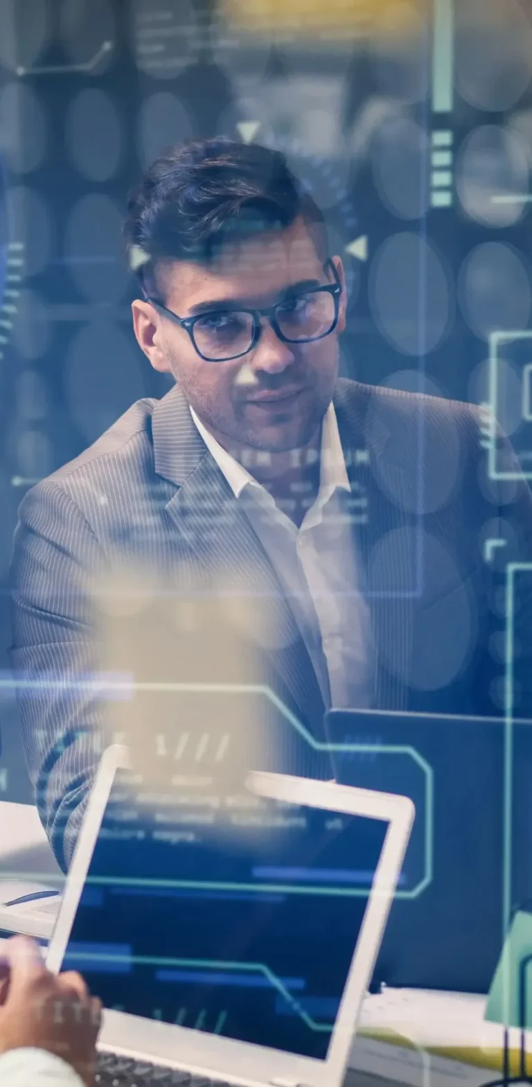 Homme d'affaires travaillant sur un ordinateur avec des graphiques numériques en arrière-plan.